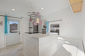 Fridge, microwave, oven, stovetop - The Shack: 4 minute walk to Crane Lake Beach (Buckeye Lake)