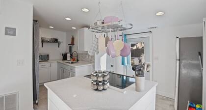 The Shack: 4 minute walk to Crane Lake Beach