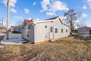 Exterior - The Shack: 4 minute walk to Crane Lake Beach (Buckeye Lake)