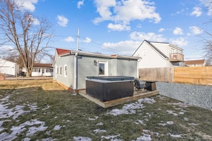 Terrace/patio - The Shack: 4 minute walk to Crane Lake Beach (Buckeye Lake)