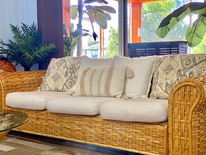 スマートテレビ、テーブルサッカー台、書庫、ビデオライブラリ