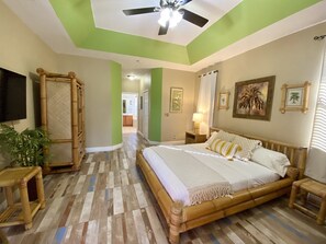 3 bedrooms, desk, iron/ironing board, travel cot - “The Mango House” Family Paradise - Close to Beach/METS/PGA (Port St. Lucie)