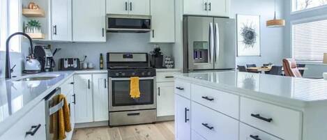 Refrigerador, microondas, horno y parrilla de estufa