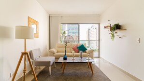 Ein stilvolles Wohnzimmer mit einer Couch, einem Couchtisch und einer Stehlampe.
