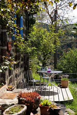 Outdoor dining - Gîte Cocoon au Calme Dans les Montagnes du Cantal sur la Route du Puy Mary (Saint-Cirgues-de-Jordanne)