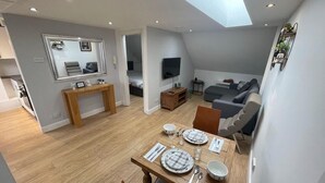 Dining - Top Floor 1 Bed Apartment With Garden Terrace (London)