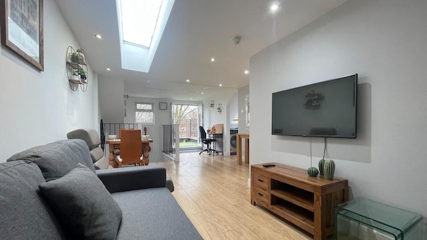 Living area - Top Floor 1 Bed Apartment With Garden Terrace (London)