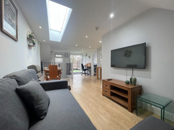 Living area - Top Floor 1 Bed Apartment With Garden Terrace (London)