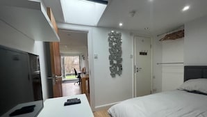 Room - Top Floor 1 Bed Apartment With Garden Terrace (London)