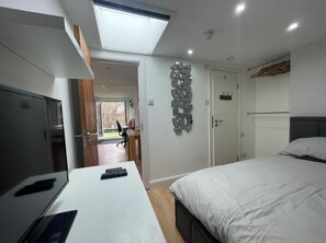 1 bedroom, free WiFi, bed sheets - Top Floor 1 Bed Apartment With Garden Terrace (London)