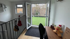 Interior - Top Floor 1 Bed Apartment With Garden Terrace (London)