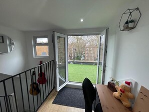 Interior - Top Floor 1 Bed Apartment With Garden Terrace (London)