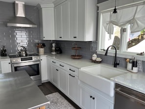 Frigorífico, microondas, horno y placa de cocina
