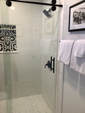Dusche, Haartrockner, Handtücher, Seife