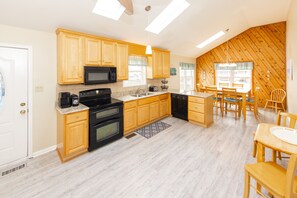 冷蔵庫、電子レンジ、オーブン、食器洗い機