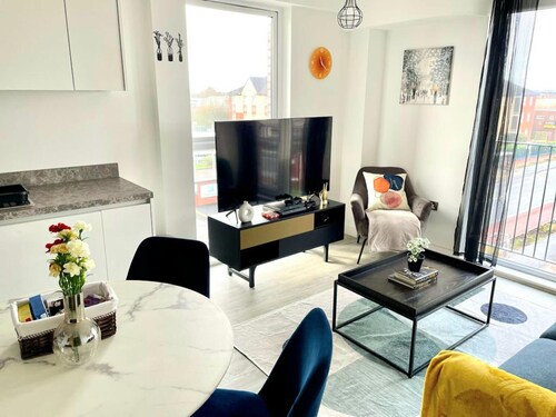 1B Steps to Uni & Stadium - Wi-fi, Brekie, Netfilx