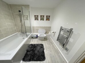 Apartment | Bathroom | Combined shower/bathtub, deep-soaking bathtub, free toiletries - 1B Steps to Uni & Stadium - Wi-fi, Brekie, Netfilx (Salford)