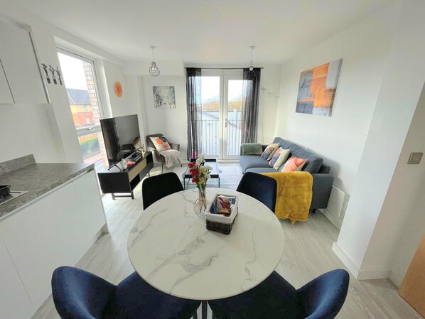 Apartment | Dining - 1B Steps to Uni & Stadium - Wi-fi, Brekie, Netfilx (Salford)