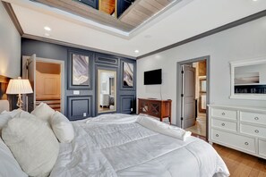 4 quartos, escrivaninha, ferros/tábuas de passar roupa, berço de viagem