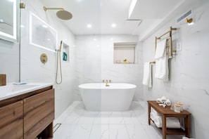 Shower, hair dryer, bidet, towels - Queen Beds, EV Charging, Near Train: Luxury Stay (Chicago)