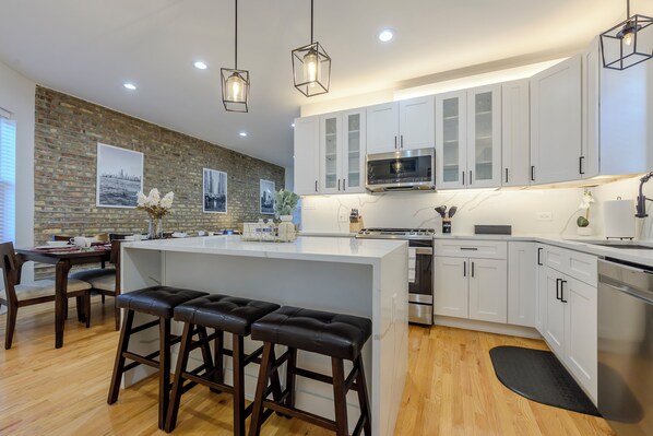 冷蔵庫、電子レンジ、オーブン、コンロ