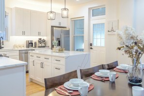 Dining - Queen Beds, EV Charging, Near Train: Luxury Stay (Chicago)
