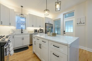 冷蔵庫、電子レンジ、オーブン、コンロ