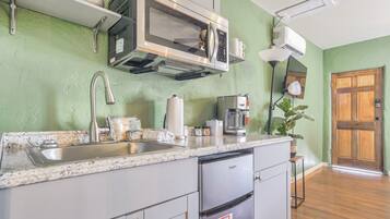 Lemari es, microwave, dan peralatan masak/sendok-piring