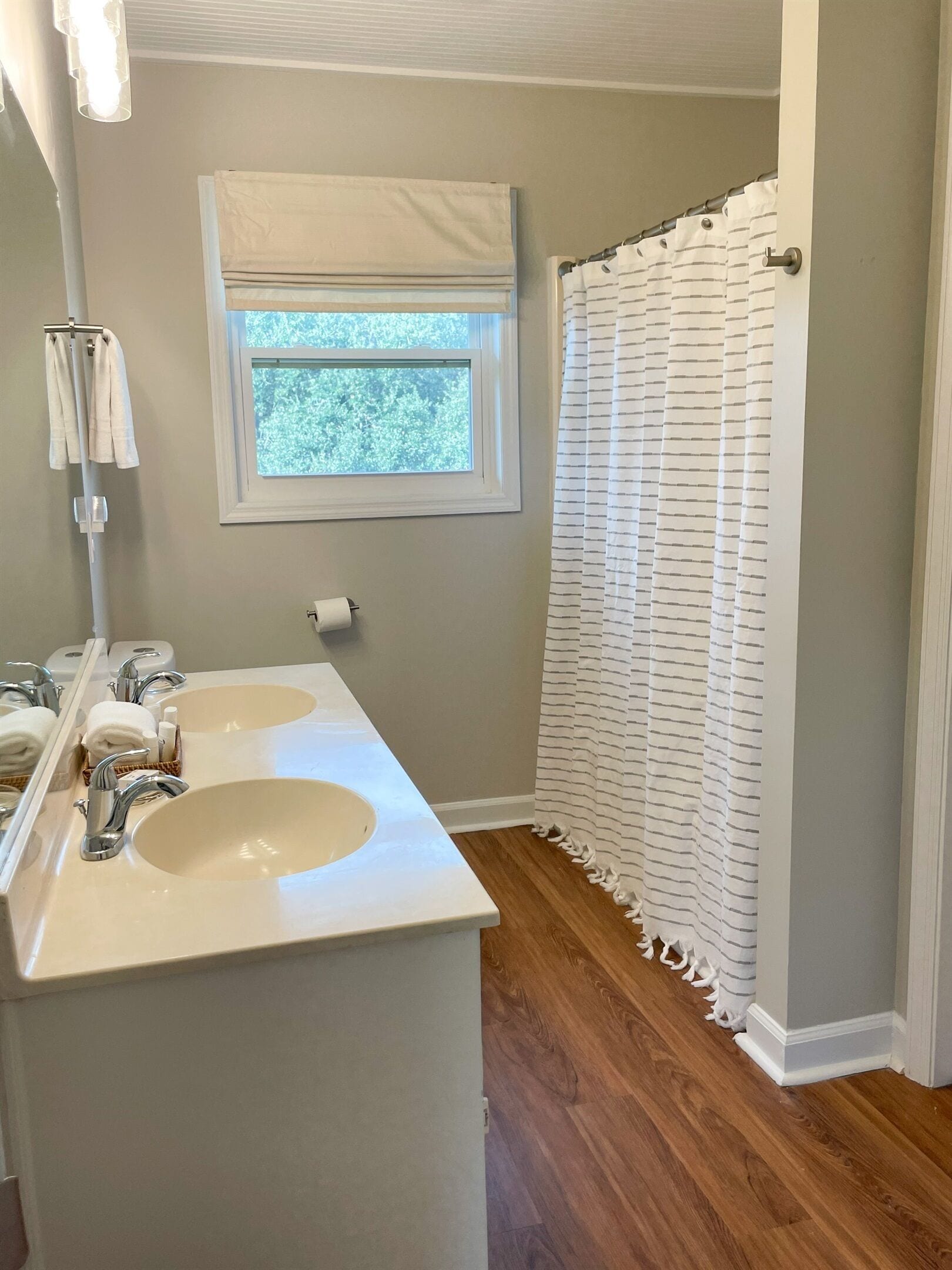 Douche, sèche-cheveux, serviettes fournies, shampoing