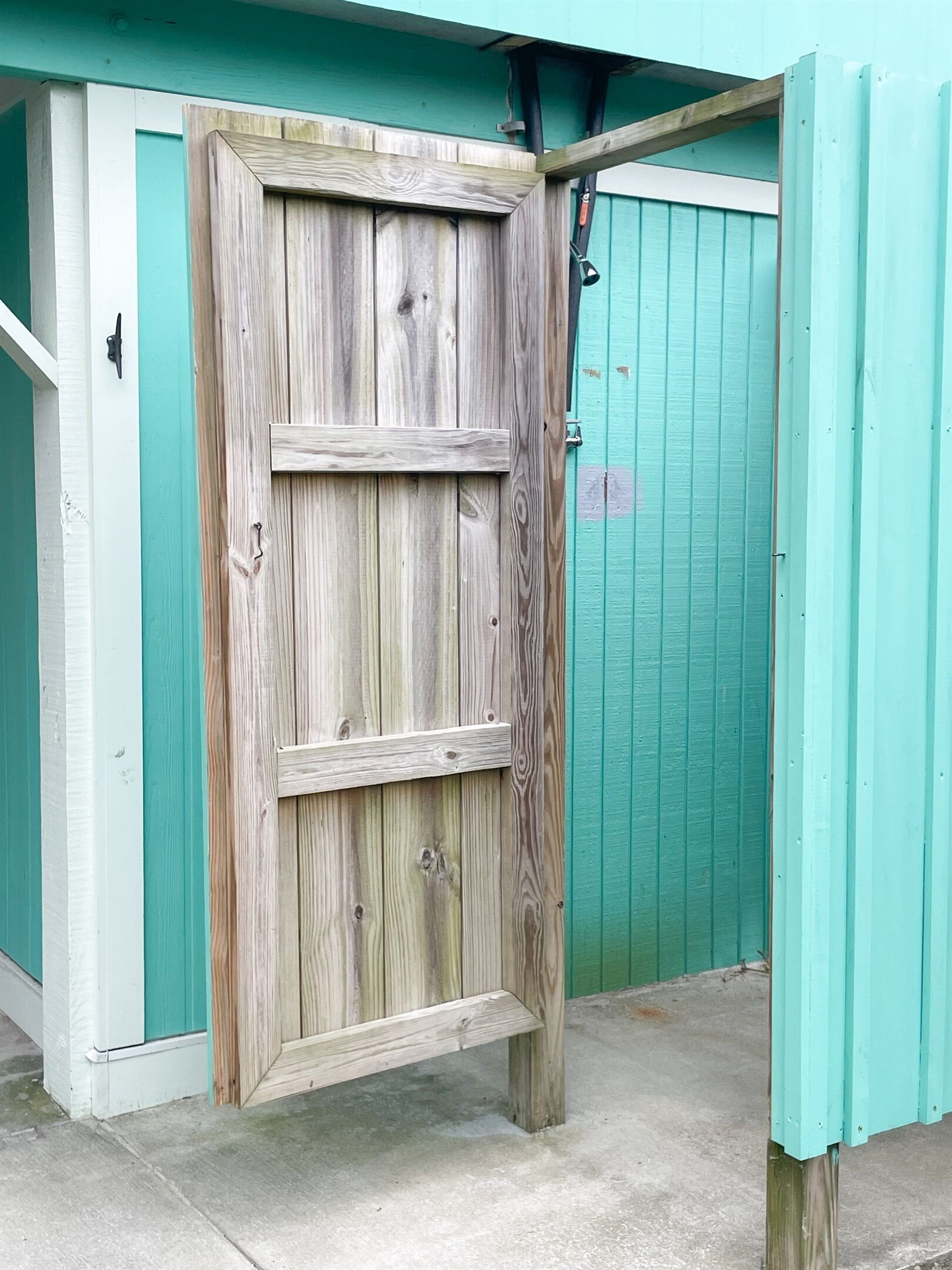 Una puerta de madera con un diseño sencillo, un ventanal pequeño y un picaporte de metal.