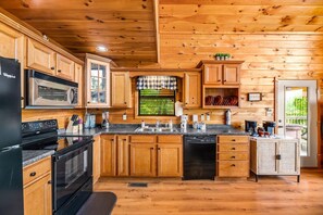 Kjøleskap, mikrobølgeovn, kokeplater og oppvaskmaskin