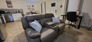 Smart TV - Coffee & tea bar. New appliances. Extended stays allowed. KING BED. (Florence)