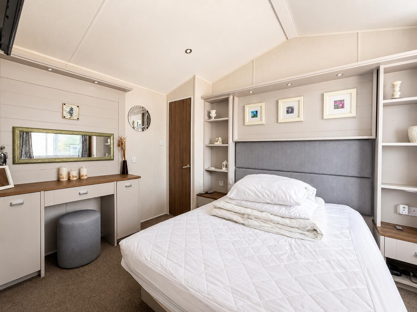 Beautiful Caravan With Decking At Azure Seas Ref 32060az - Lowestoft
