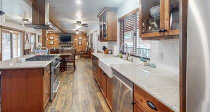Charming East Village cabin with fireplace & wraparound deck - near skiing
