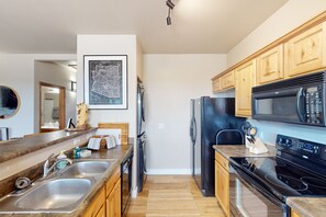 Fridge, microwave, oven, stovetop - Dog-friendly getaway with washer/dryer, electric fireplace, balcony, & AC (Show Low)