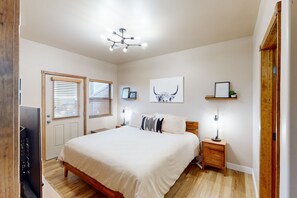 2 bedrooms, internet, bed sheets - Dog-friendly getaway with washer/dryer, electric fireplace, balcony, & AC (Show Low)