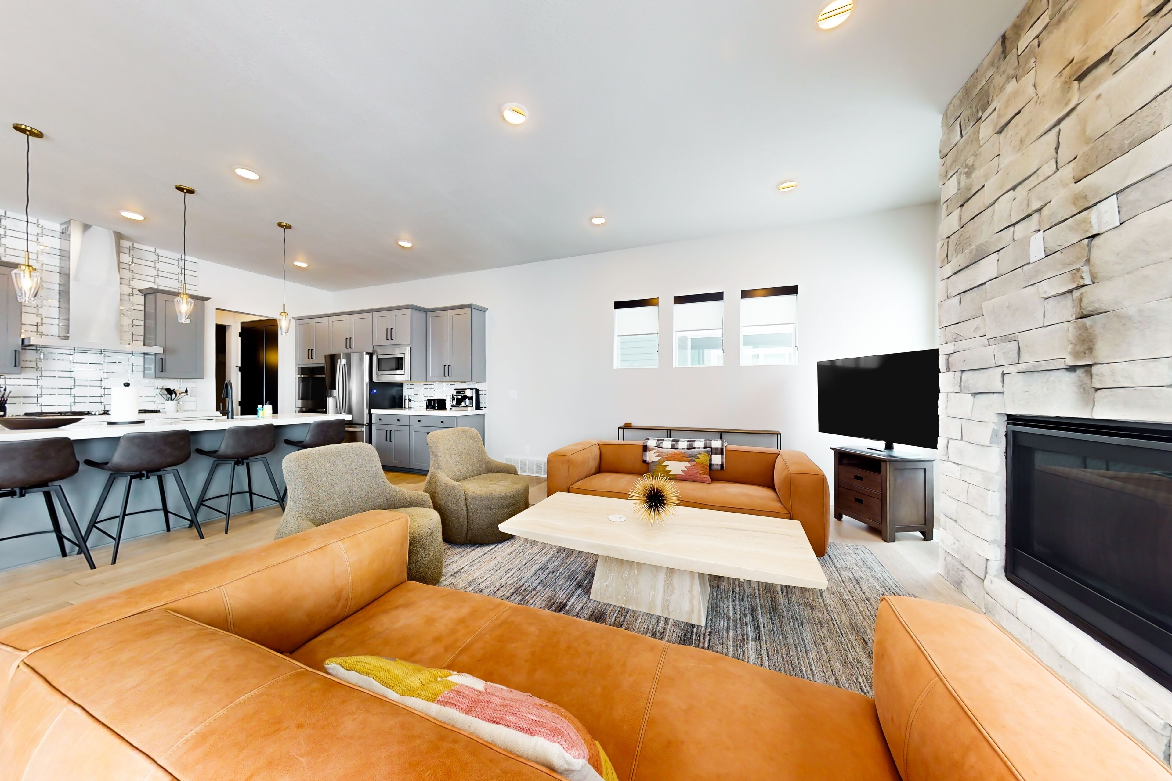 Brand-new townhouse near Main Street with fireplace, grill, patio, streaming, AC