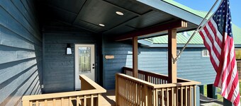 Bear Lake Cabin on golf course. Ideal Beach access, private hot tub, hammocks!