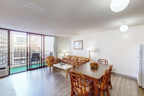 Interior - 9th FL condo w/ oceanview, shared pool, tennis court & walk to Waikiki beaches (Honolulu)