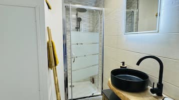 Dusche, Haartrockner, HandtĂŒcher, Seife