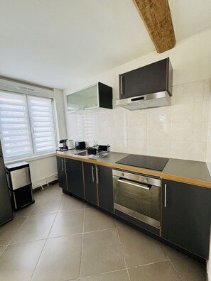 Réfrigérateur, micro-ondes, four