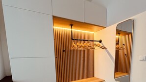 Casa de banho moderna com toucador, espelho e porta-toalhas.