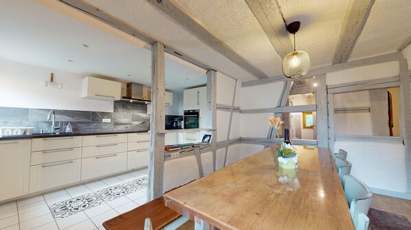 ثلاجة، ميكروويف، فرن، موقد طهي مسطح