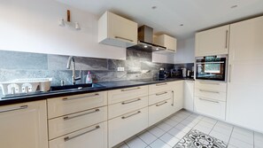 Refrigerador, microondas, horno, placa de cocina