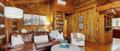 Televisión, chimenea y estéreo