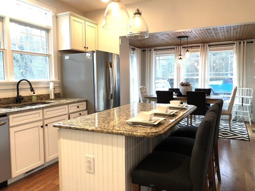 Cozy cottage 2 mins to Black Mountain, 20 mins to Asheville, Dog Friendly!