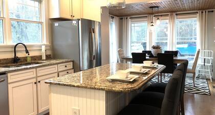 Cozy cottage 2 mins to Black Mountain, 20 mins to Asheville, Dog Friendly!