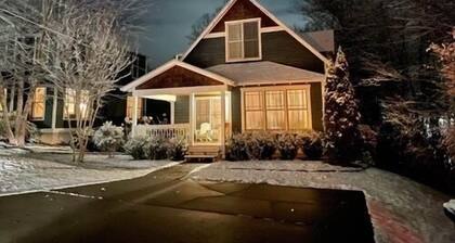 Cozy cottage 2 min drive to Downtown Black Mountain, 20 min drive to Asheville