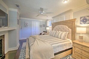 4 bedrooms, iron/ironing board, travel crib, free WiFi - Secluded Retreat with Pool, King Beds in a Historic District, 2 mi from Oaklawn! (Hot Springs)