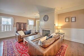Smart TV, fireplace - Secluded Retreat with Pool, King Beds in a Historic District, 2 mi from Oaklawn! (Hot Springs)